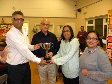 Jayesh handing over the MEHTA TROPHY but Ameeta more interesteed in the Photo